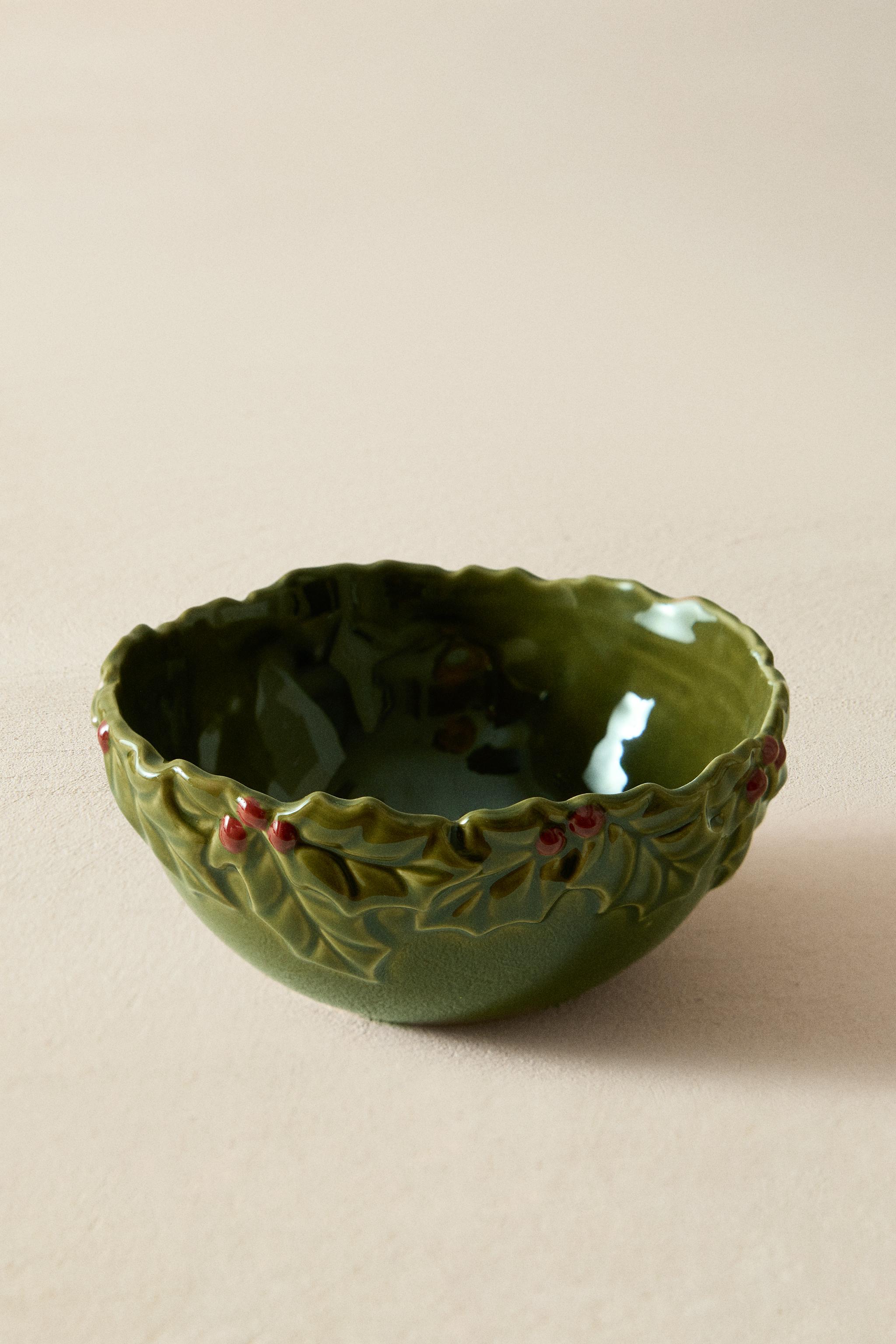 CHRISTMAS HOLLY PORCELAIN BOWL